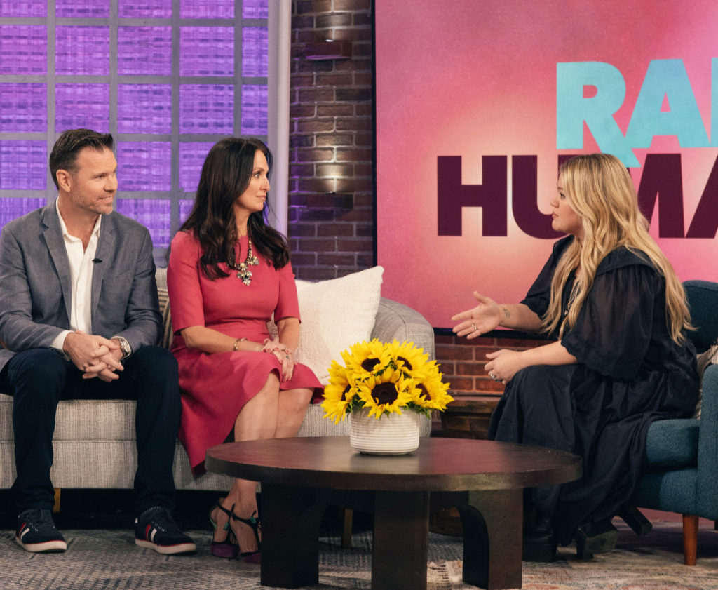 THE KELLY CLARKSON SHOW -- Episode J057 -- Pictured: (l-r) -- (Photo by: Weiss Eubanks/NBCUniversal)